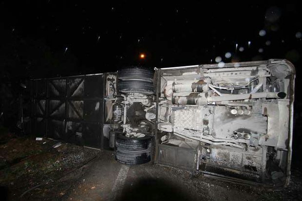واژگونی اتوبوس حامل دانش آموزان نودژی درکمربندی شیراز واژگونی اتوبوس حامل دانش آموزان نودژی درکمربندی شیراز