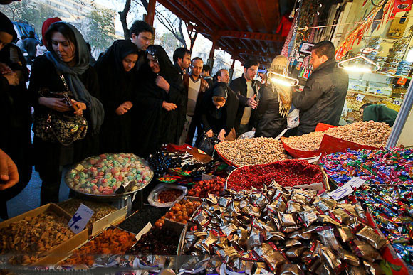 بازار شیرین شب عید در کام دلالان/ تب و تاب دلالان برای قبضه بازار بازار شیرین شب عید در کام دلالان/ تب و تاب دلالان برای قبضه بازار