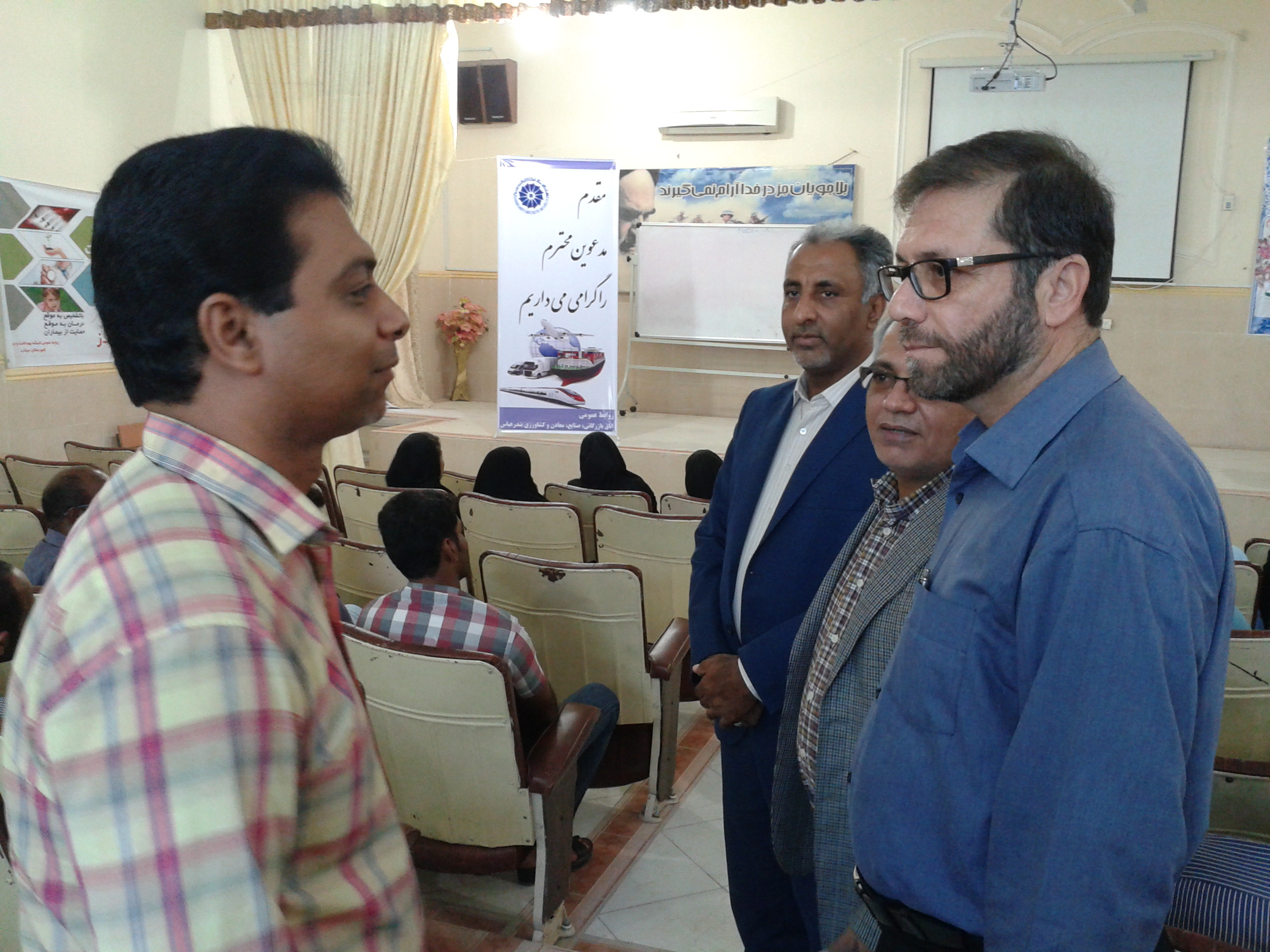 صادرات و واردات ماهیانه بیش از ۳۰۰ میلیارد ریال از گمرکات شهرستان میناب صادرات و واردات ماهیانه بیش از ۳۰۰ میلیارد ریال از گمرکات شهرستان میناب