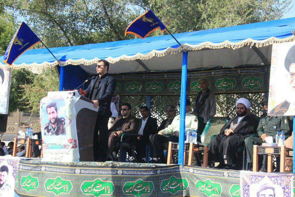 فرماندار قشم در رژه ۳۱ شهریور: رشادت و صلابت رزمندگان ایرانی عزت از دست رفته جهان اسلام را برگرداند فرماندار قشم در رژه ۳۱ شهریور: رشادت و صلابت رزمندگان ایرانی عزت از دست رفته جهان اسلام را برگرداند