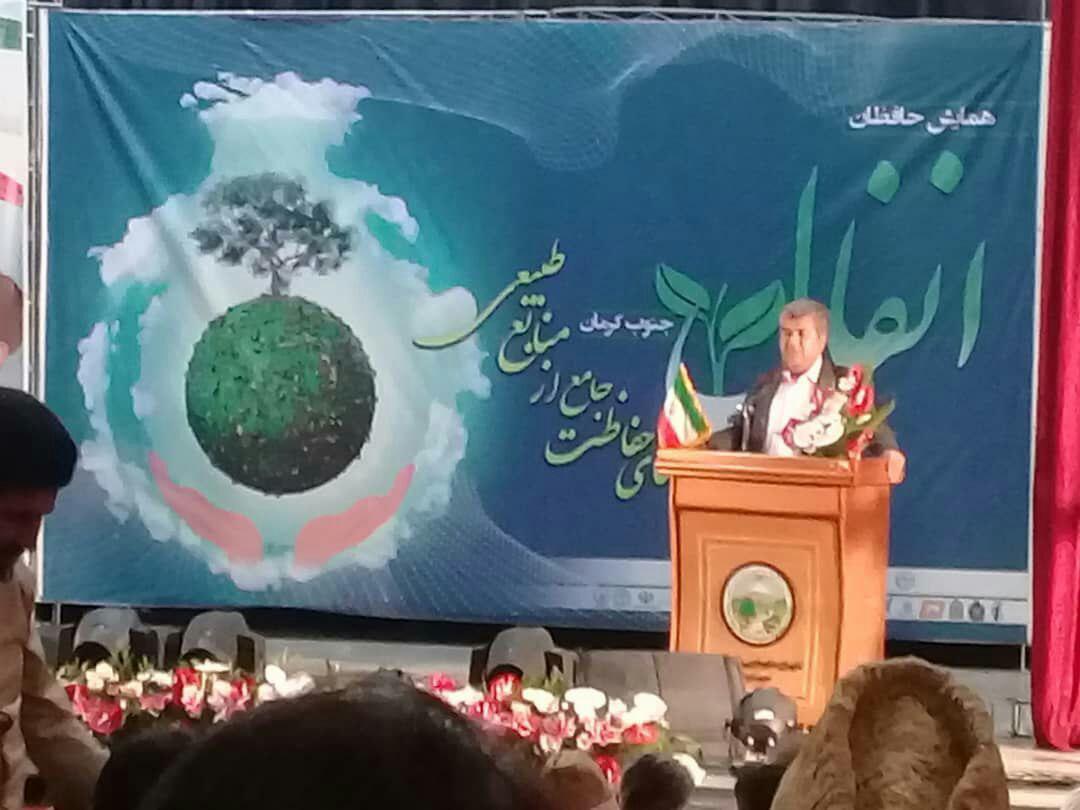 بدل دکتر حمزه در جلسه علنی مجلس که با تاخیر وارد شده و اصل او که در همایش حافظان انفال رودبار جنوب سخنرانی میکند؟! بدل دکتر حمزه در جلسه علنی مجلس که با تاخیر وارد شده و اصل او که در همایش حافظان انفال رودبار جنوب سخنرانی میکند؟!