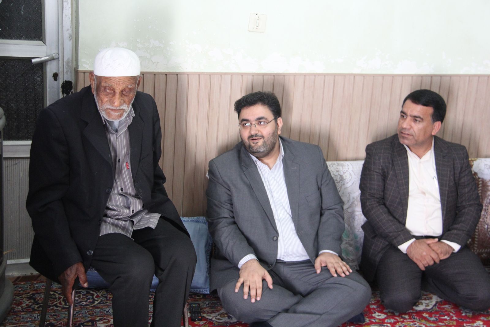 دیدار مدیرکل بنیاد شهید و امور ایثارگران هرمزگان از والدین شهدا دیدار مدیرکل بنیاد شهید و امور ایثارگران هرمزگان از والدین شهدا