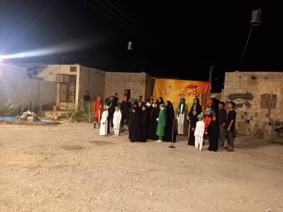 جوانان مینابی به تماشای تئاتر خیابانی «اهل کوفه، واقعیتی تلخ» نشستند جوانان مینابی به تماشای تئاتر خیابانی «اهل کوفه، واقعیتی تلخ» نشستند