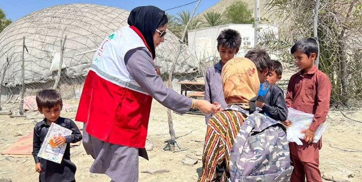 توزیع ۴۰۰ بسته لوازم التحریر در روستاهای کم برخوردار جاسک توزیع ۴۰۰ بسته لوازم التحریر در روستاهای کم برخوردار جاسک