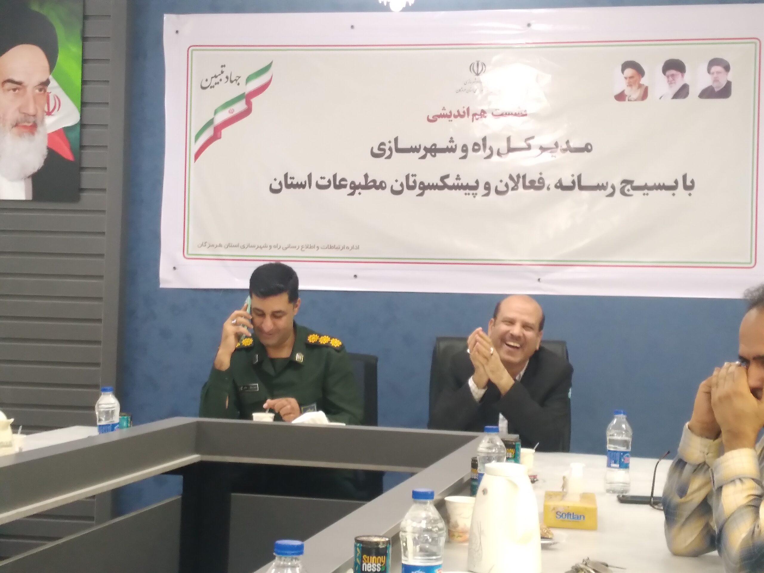 هم اندیشی اهالی بسیج رسانه با مدیرکل راه وشهرسازی هرمزگان هم اندیشی اهالی بسیج رسانه با مدیرکل راه وشهرسازی هرمزگان