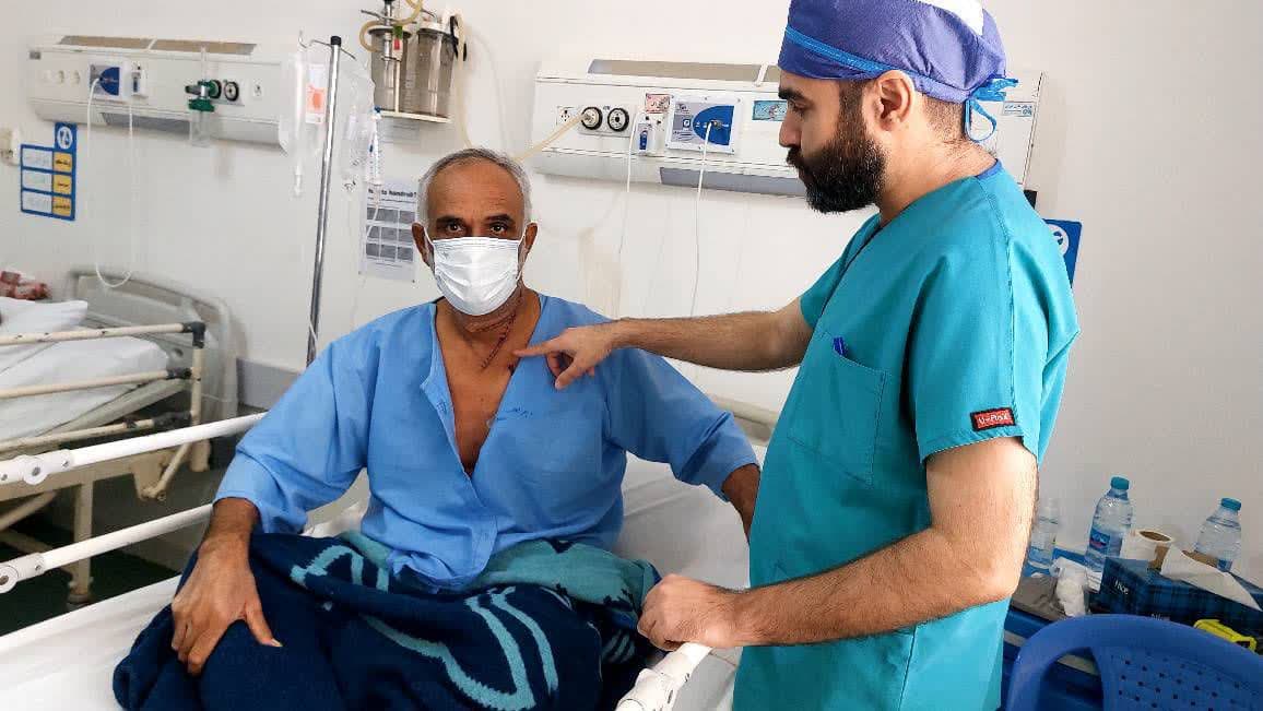 مرد میانسال با جسم برنده در گلو از کام مرگ گریخت مرد میانسال با جسم برنده در گلو از کام مرگ گریخت