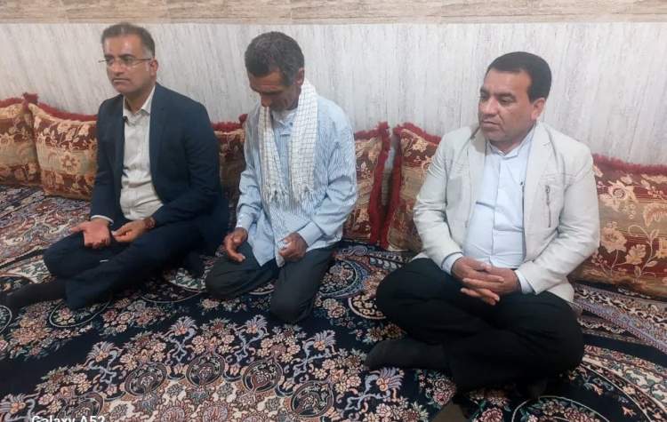 تجلیل مسئولان بنیاد هرمزگان از خانواده های شاهد و ایثارگر تجلیل مسئولان بنیاد هرمزگان از خانواده های شاهد و ایثارگر