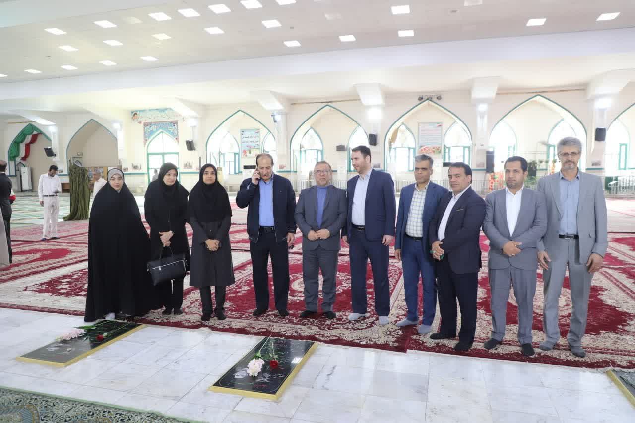 تجدید میثاق مشاورین وزرا با آرمانهای شهدا در سفر به هرمزگان تجدید میثاق مشاورین وزرا با آرمانهای شهدا در سفر به هرمزگان