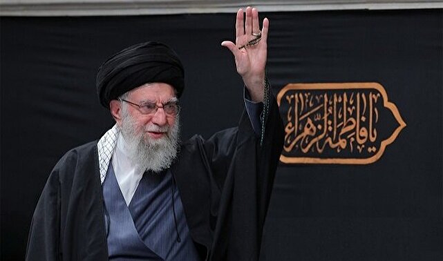 فیلم اقامه نماز بر پیکر رهبرشهید توسط آیت‌الله سبحانی