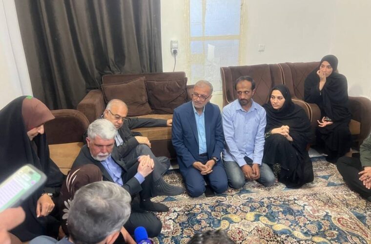 دیدار وزیر فرهنگ با خانواده دانش‌آموز شهید محمد شهدوستی نژاد