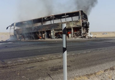 برخورد سواری پژو حامل سوخت با اتوبوس مسافر  در محور ایرانشهر  ، بم  موجب آتش سوزی شد.