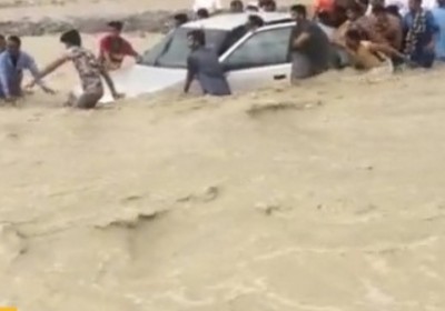 نجات مسافر گرفتار در سیل نیکشهر